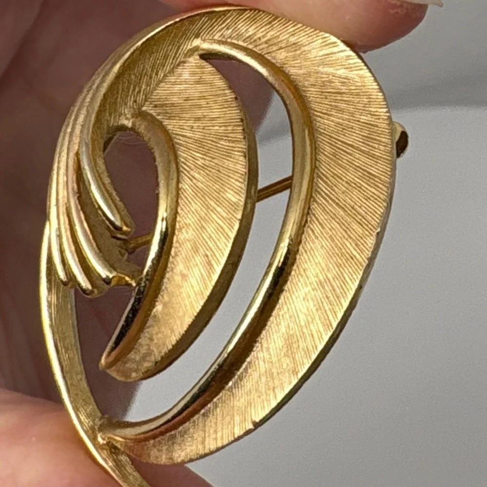 Signed Trifari Vintage Gold Tone Textured Swirl Leaf Brooch Pin Mid Century Mod